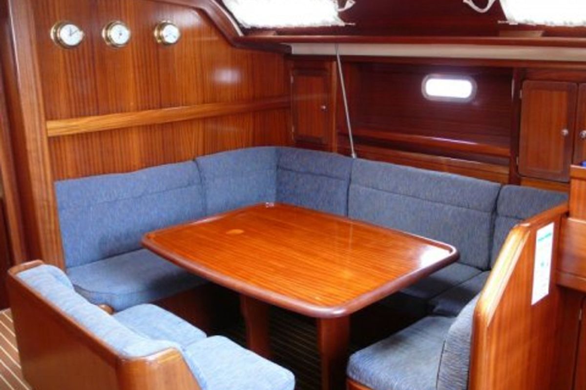 Salon of SY Zoe, a Bavaria 47 sailboat at Gouvia, Greece