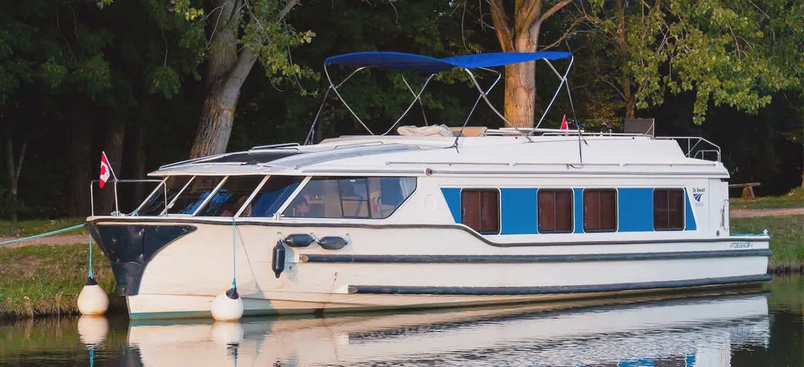 Exterior view of Vision3, a Cygnet Vision 3 motorboat at Douelle, France