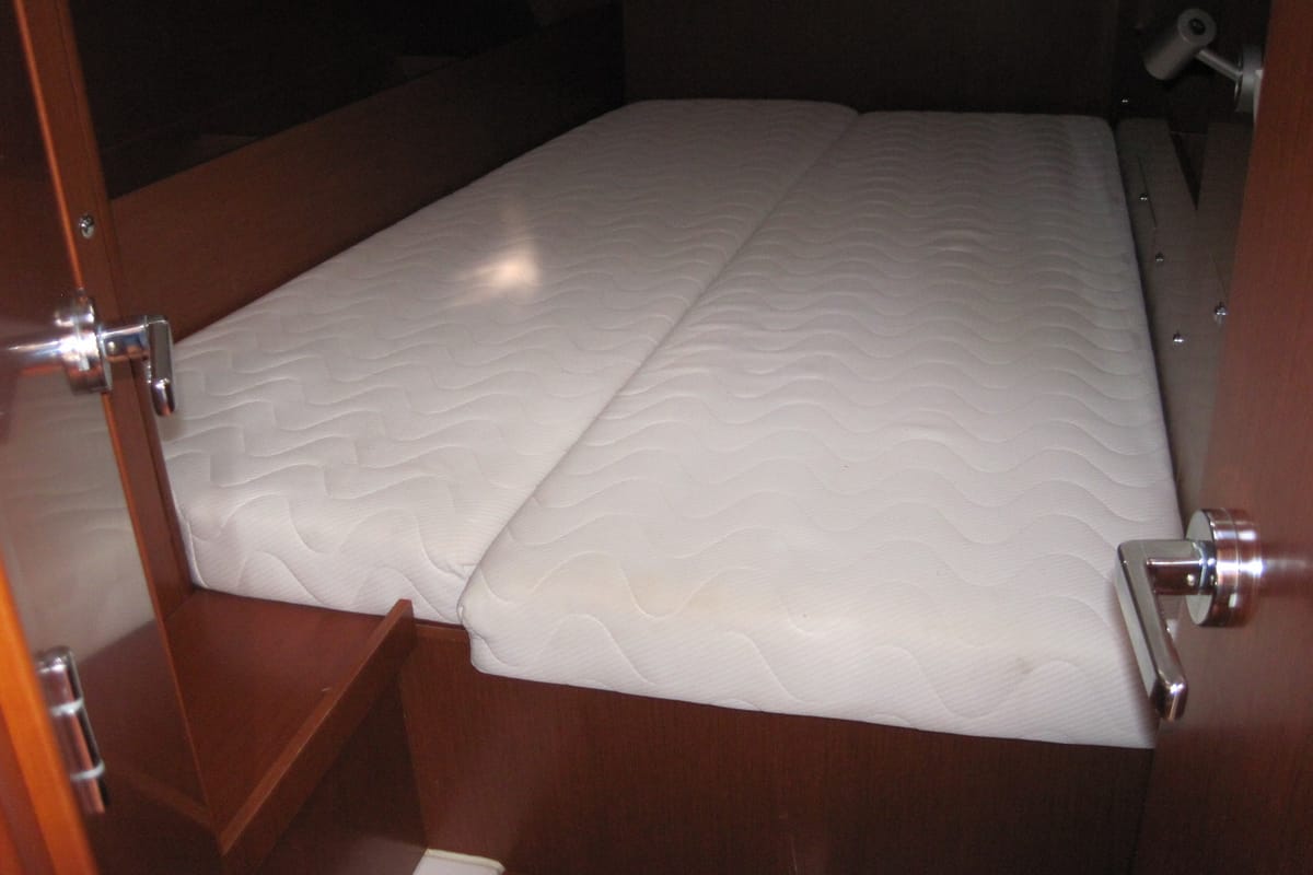 Cabin on Stella, a Beneteau Oceanis 41.1 sailboat at Capo d'Orlando, Italy