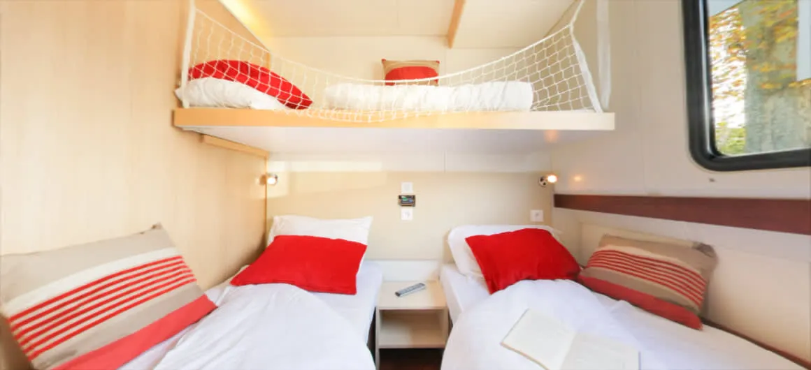 Cabin on Vision3 - Comfort Plus 31, a Cygnet Vision 3 motorboat at Portiragnes, France