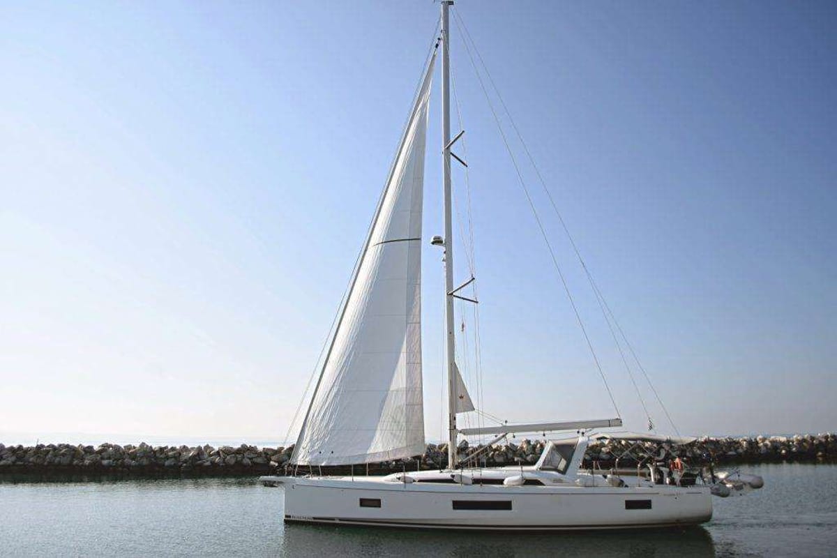 Psari, a Beneteau Oceanis 51.1 sailboat at Mykonos, Greece