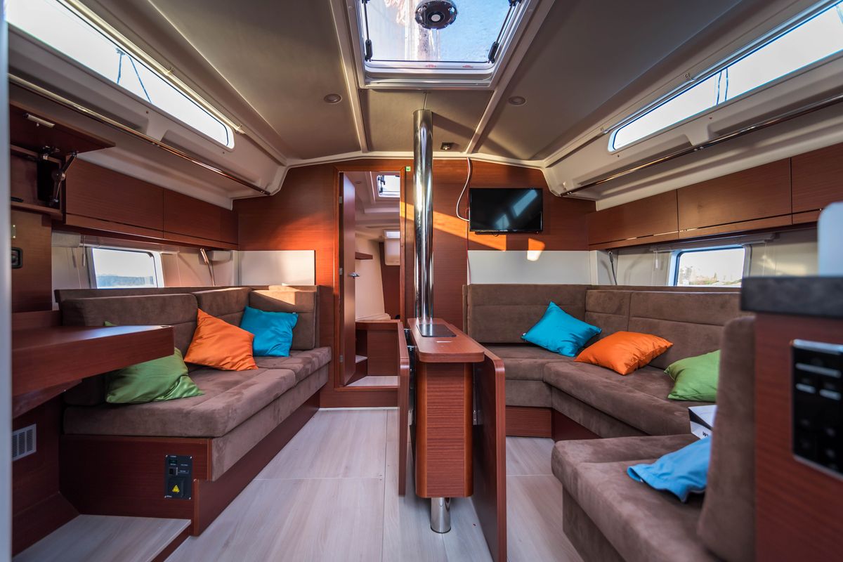 Salon of Elba, a Hanse Yachts Hanse 418 sailboat at Općina Medulin, Croatia