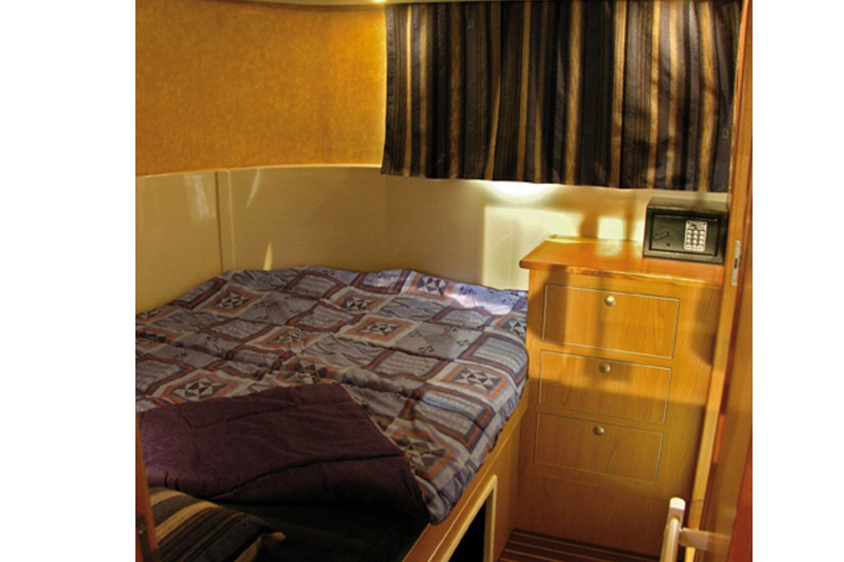 Cabin on 1180-20, a Pénichette 1180 motorboat at Argens-Minervois, France