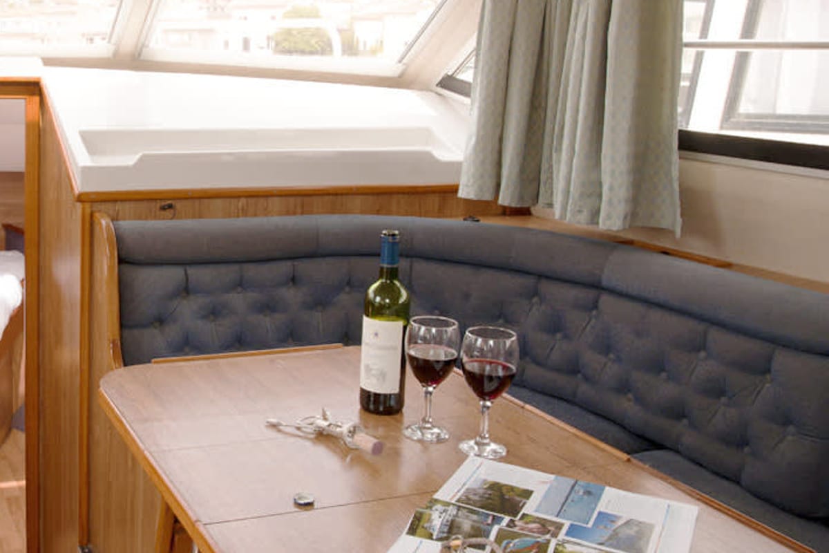 Salon of Clipper - Comfort 9, a Cygnet Clipper motorboat at Carrick-on-Shannon, Ireland