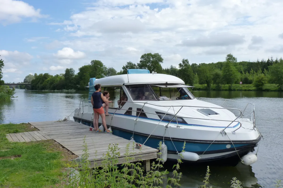 Exterior view of Mandoline, a Nicols Sedan 1010 motorboat at Sablé-sur-Sarthe, France
