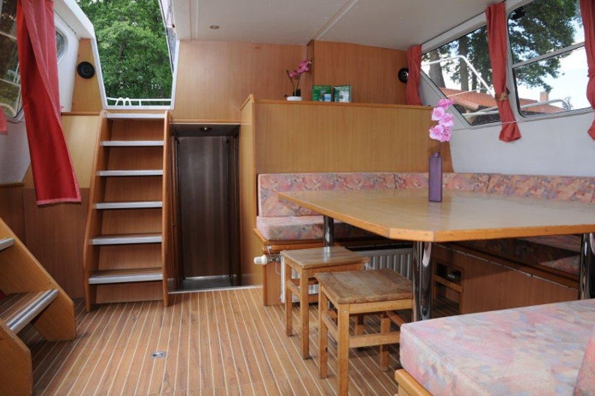 Salon of Schumann, a Gulet Tarpon 42 N motorboat at Lübz, Germany