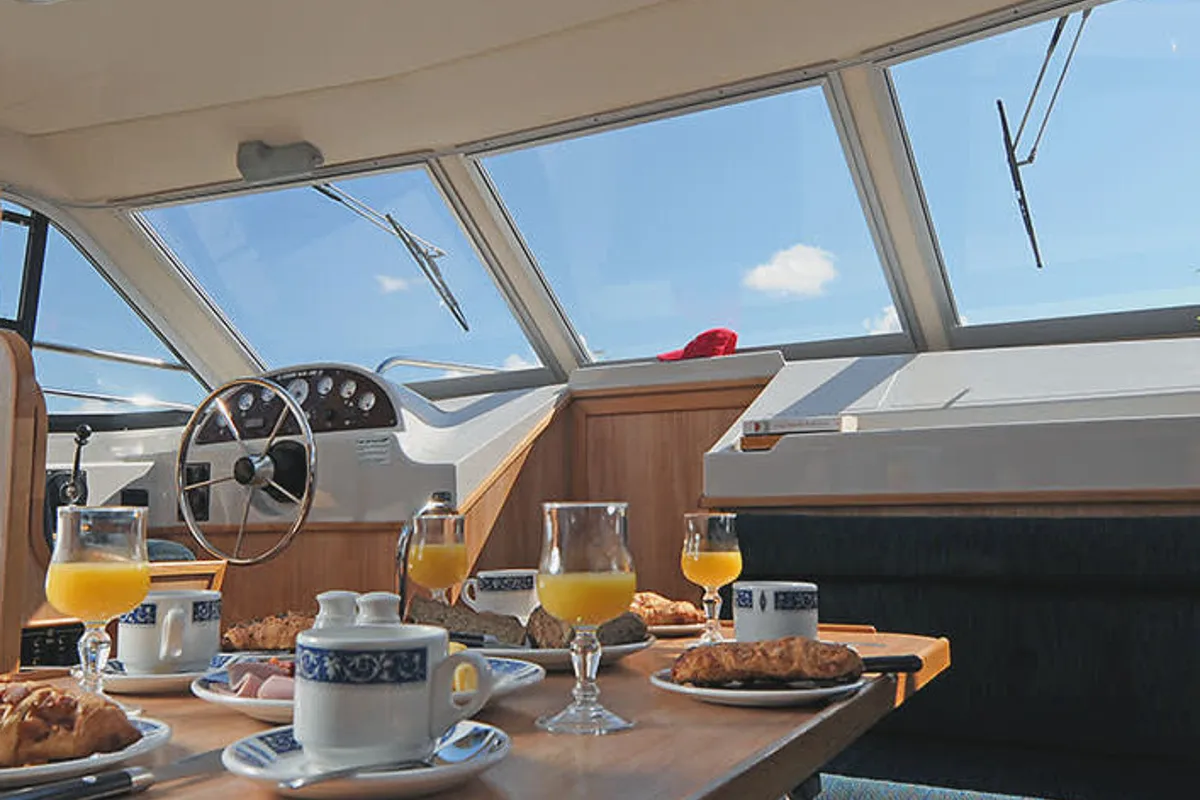 Cockpit of Clipper - Comfort 36, a Cygnet Clipper motorboat at Castelnaudary, France