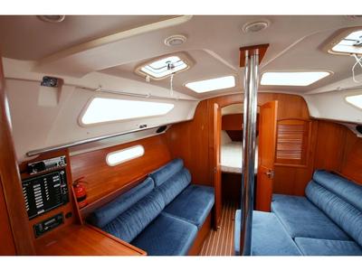 Salon of Cami 3, a Hunter Marine Hunter 320 sailboat at Castellammare del Golfo, Italy
