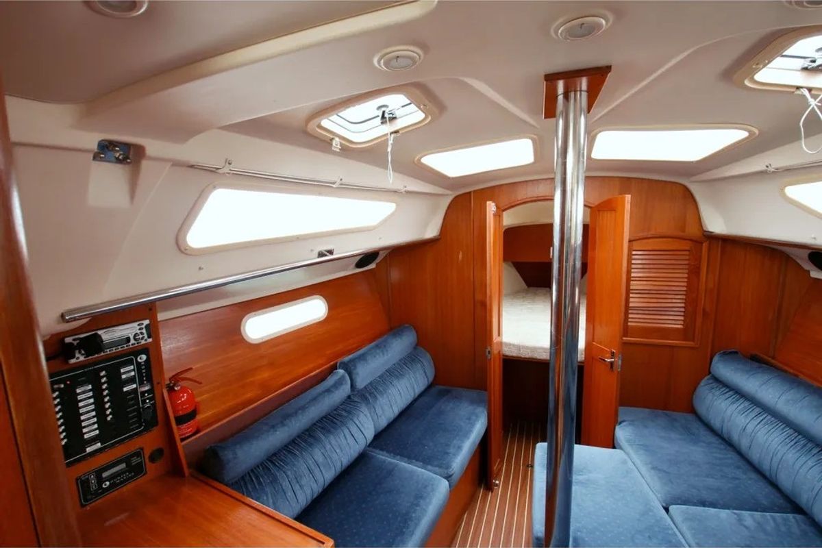 Salon of Cami 3, a Hunter Marine Hunter 320 sailboat at Castellammare del Golfo, Italy