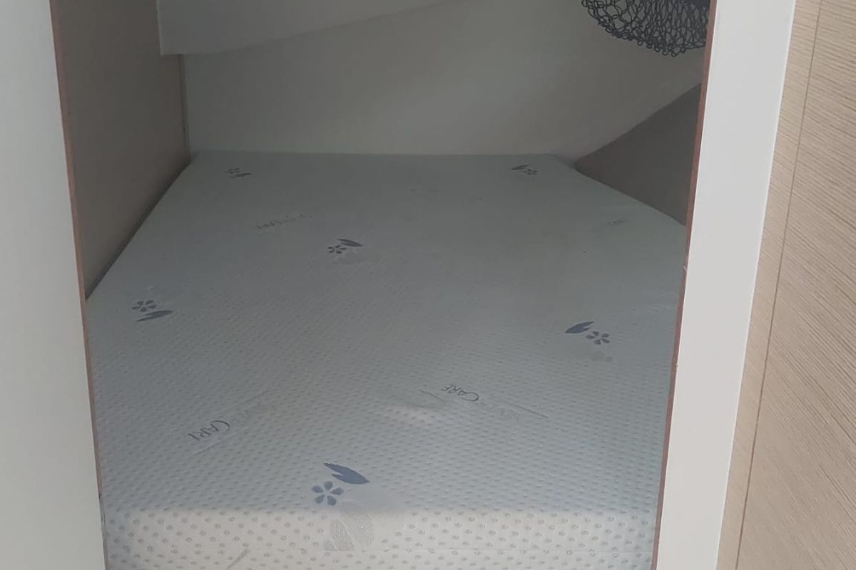 Cabin on El Diablo, a Hanse Yachts Hanse 410 sailboat at Rosignano Solvay, Italy