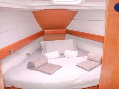 Cabin on Sora, a Jeanneau Sun Odyssey 409 sailboat at Dénia, Spain