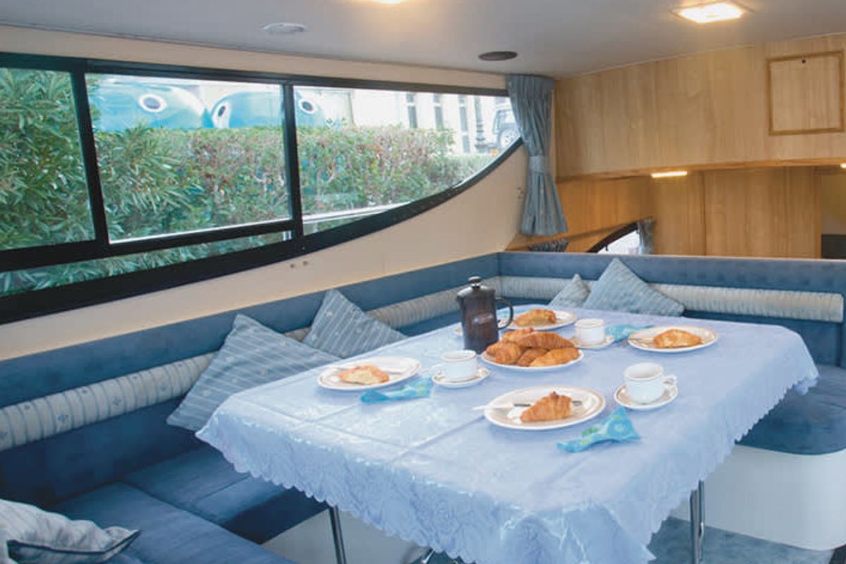 Salon of Magnifique - Comfort 10, a Cygnet Magnifique motorboat at Portiragnes, France