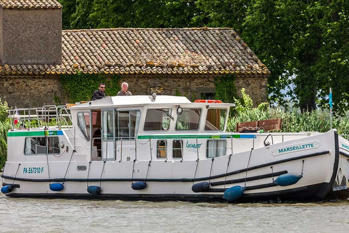 Exterior view of 1400-17, a Pénichette 1400 motorboat at Fürstenberg/Havel, Germany