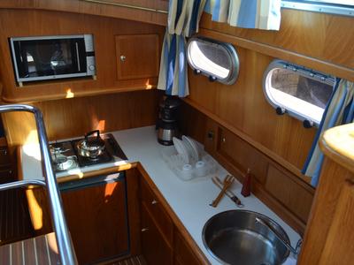 Galley of Drait 82, a De Drait Bravoure 34 motorboat at Woudsend, Netherlands