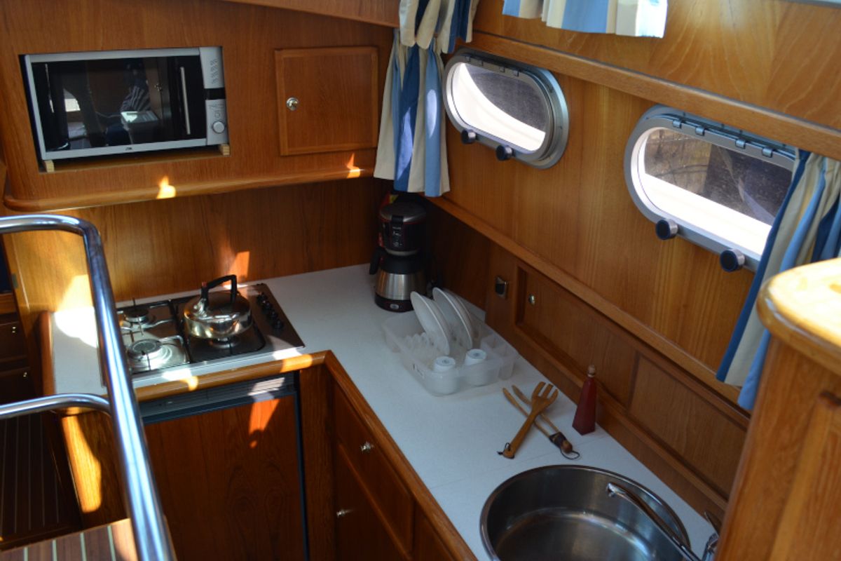 Galley of Drait 82, a De Drait Bravoure 34 motorboat at Woudsend, Netherlands