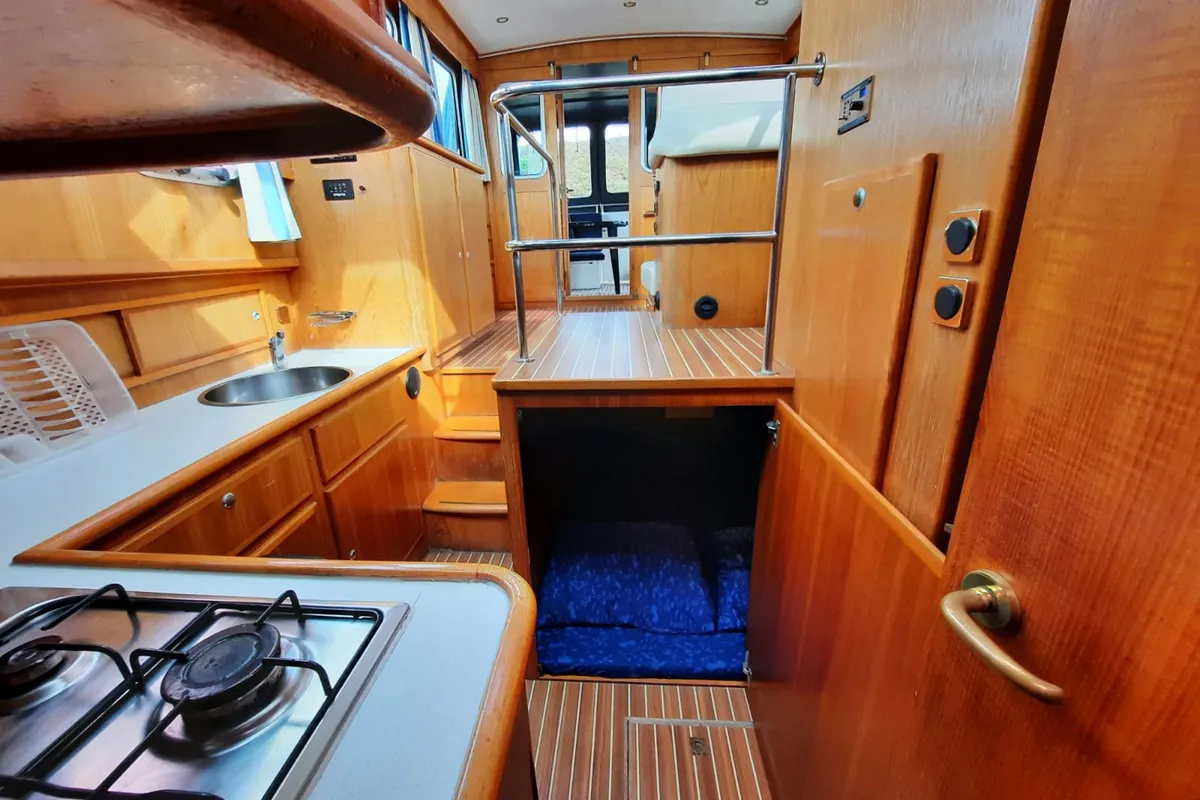 Galley of Drait 82, a De Drait Bravoure 34 motorboat at Woudsend, Netherlands