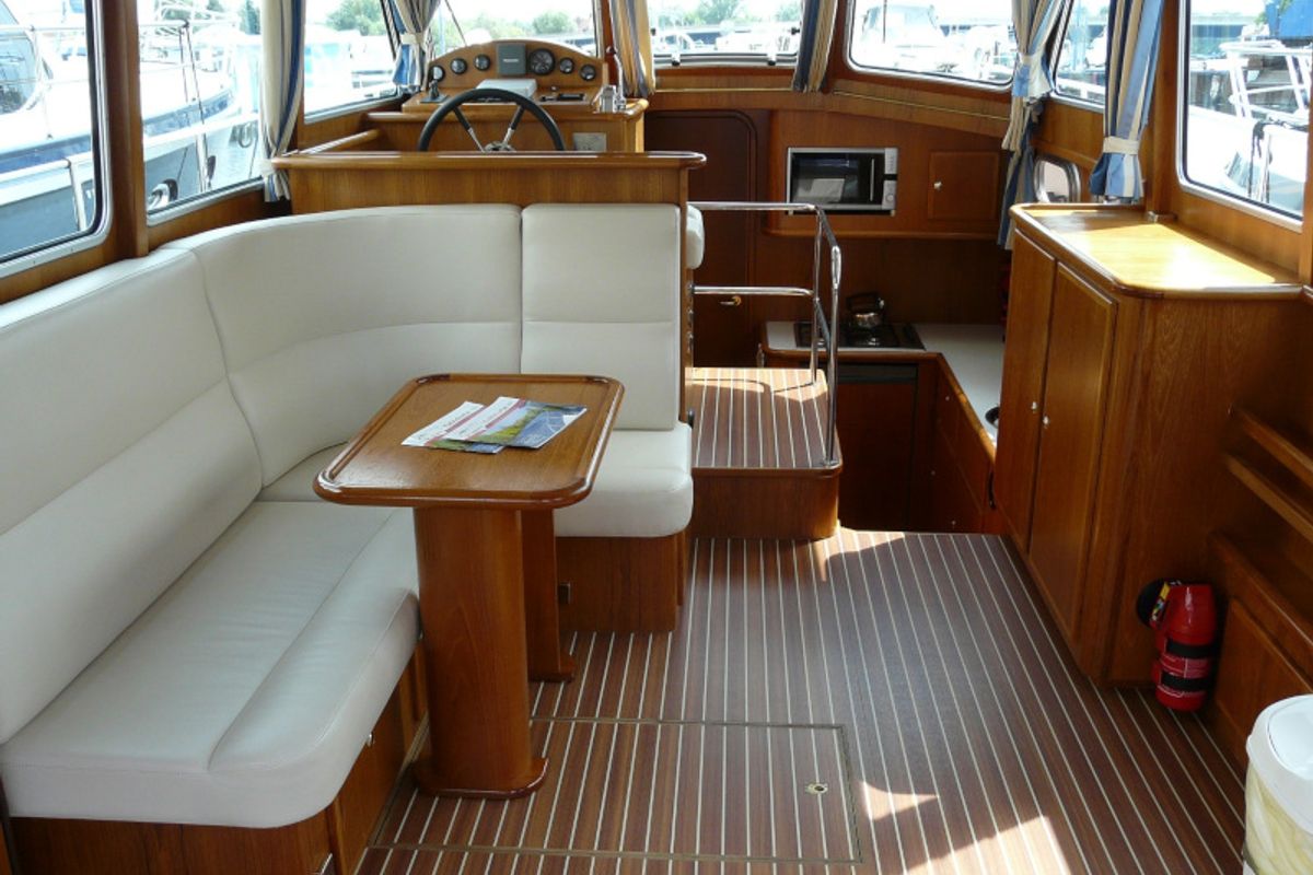 Salon of Drait 82, a De Drait Bravoure 34 motorboat at Woudsend, Netherlands