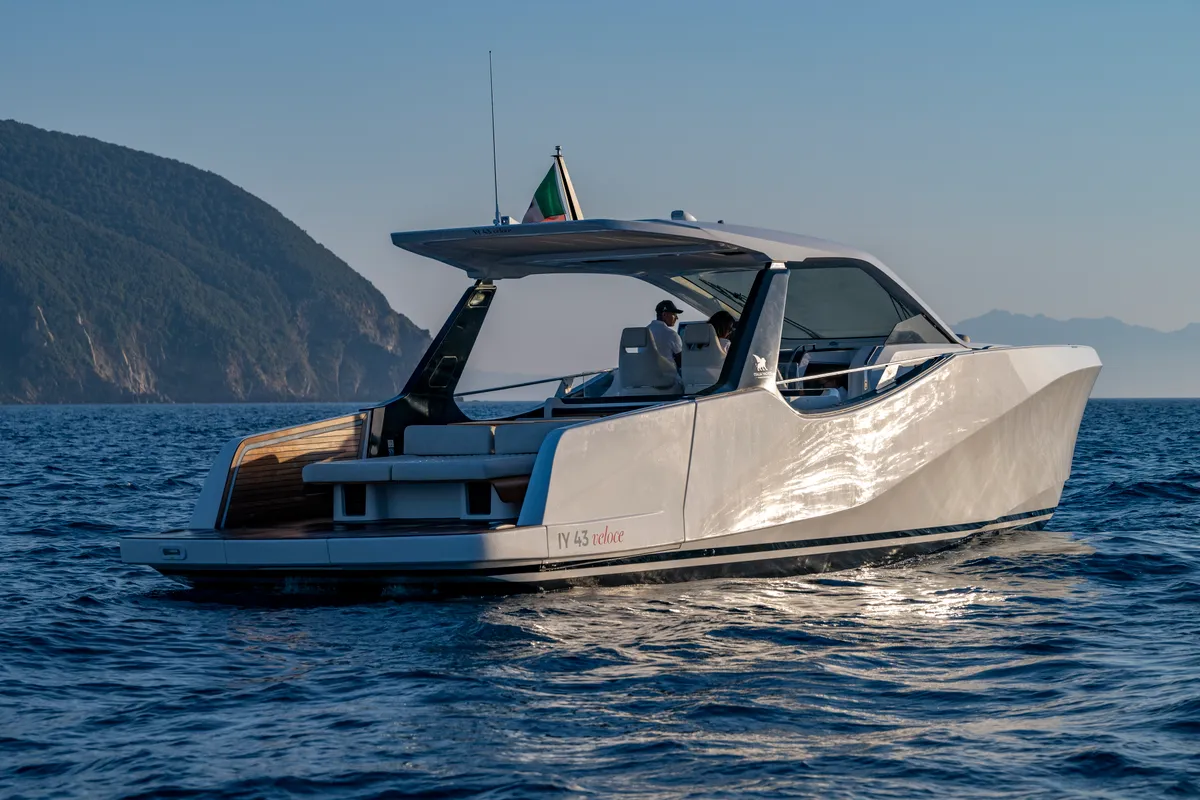 no_name, a IY 43 Veloce motorboat at San Vincenzo, Italy