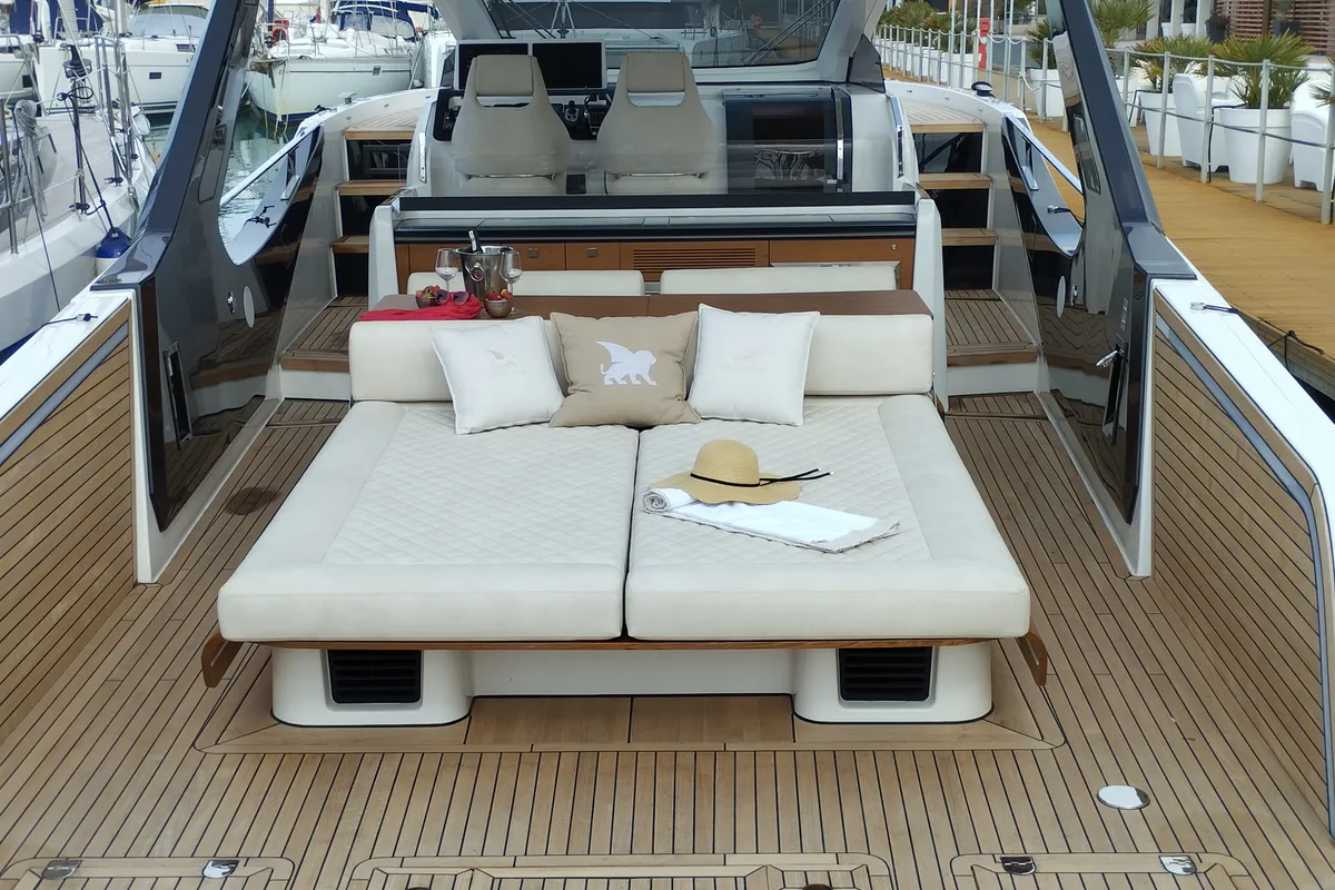 no_name, a IY 43 Veloce motorboat at San Vincenzo, Italy