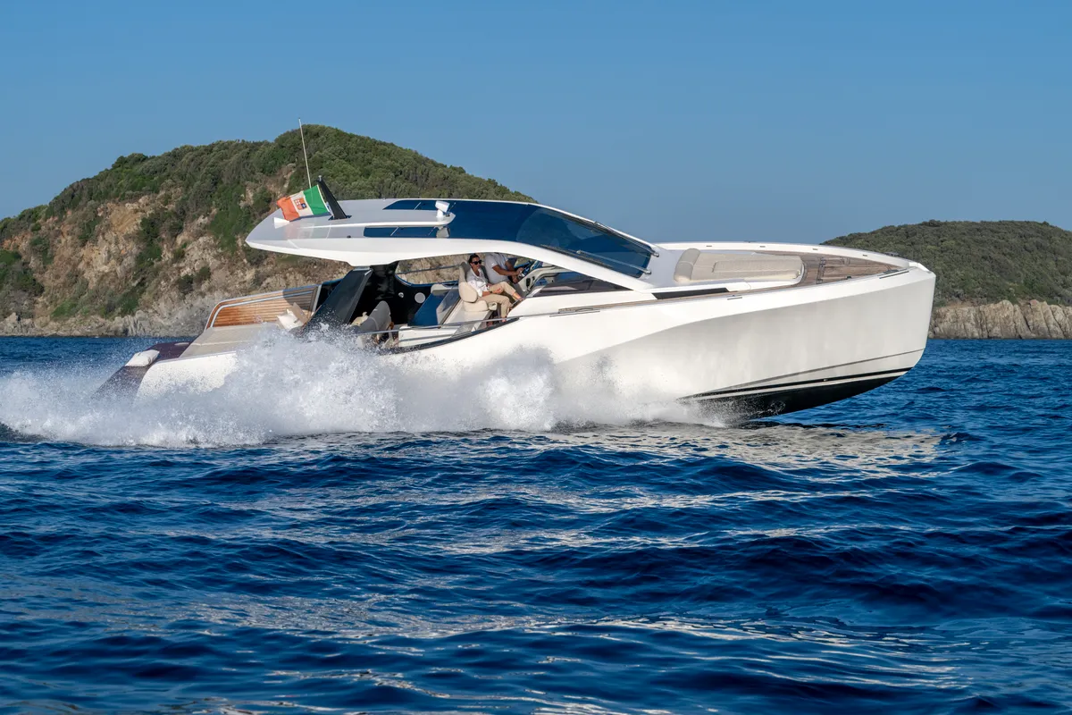 no_name, a IY 43 Veloce motorboat at San Vincenzo, Italy