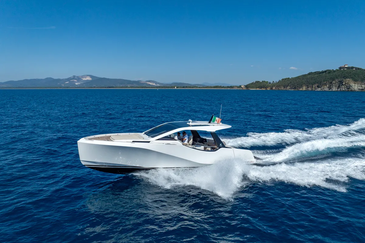 no_name, a IY 43 Veloce motorboat at San Vincenzo, Italy