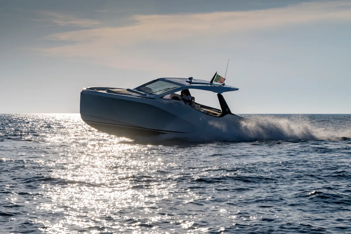 no_name, a IY 43 Veloce motorboat at San Vincenzo, Italy
