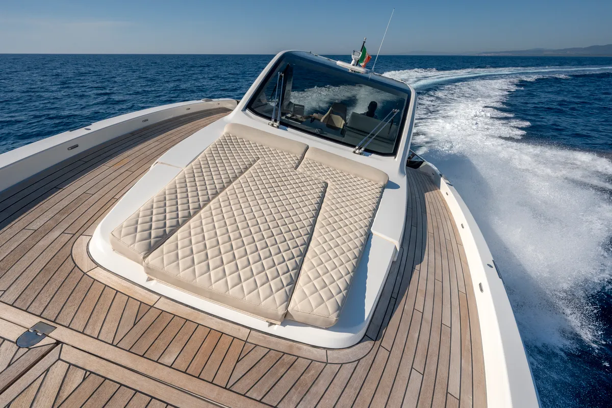 no_name, a IY 43 Veloce motorboat at San Vincenzo, Italy