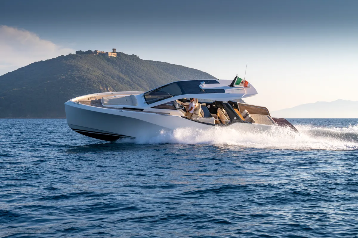 no_name, a IY 43 Veloce motorboat at San Vincenzo, Italy