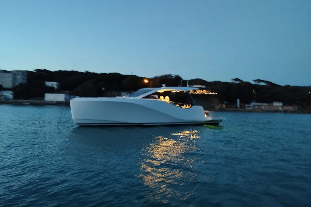 no_name, a IY 43 Veloce motorboat at San Vincenzo, Italy