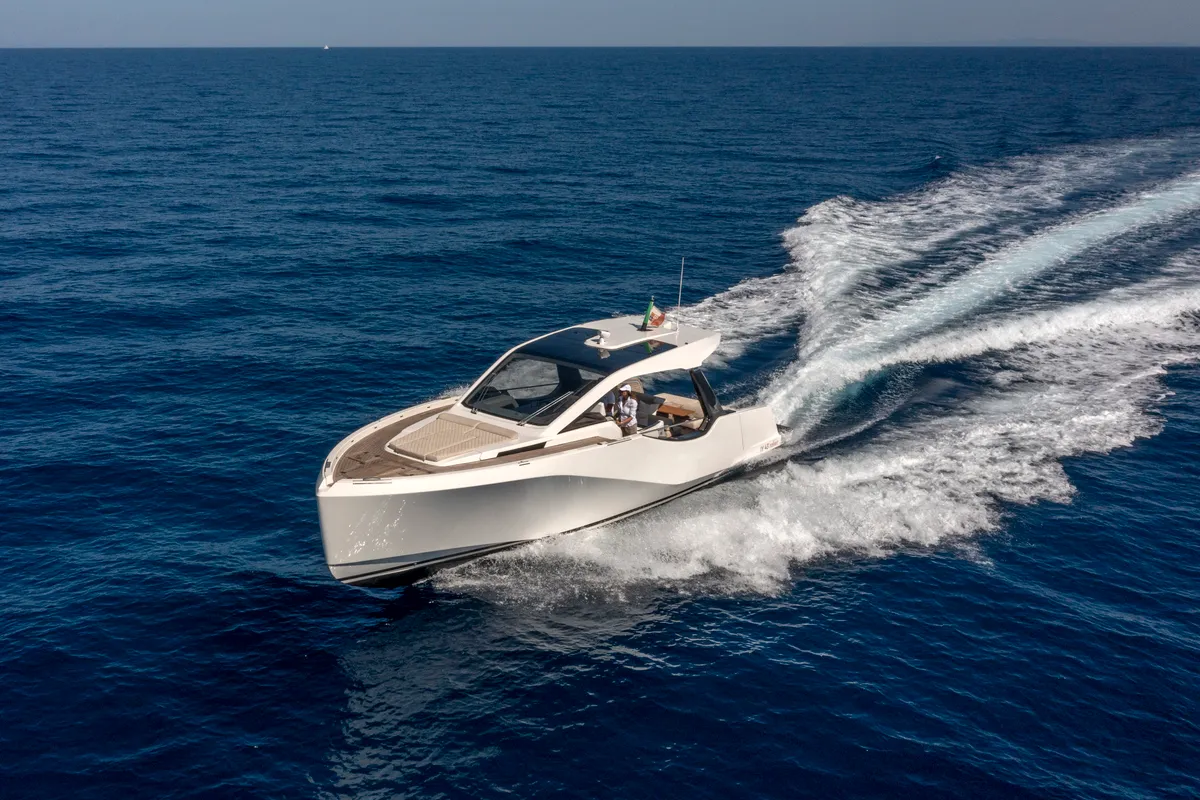 no_name, a IY 43 Veloce motorboat at San Vincenzo, Italy