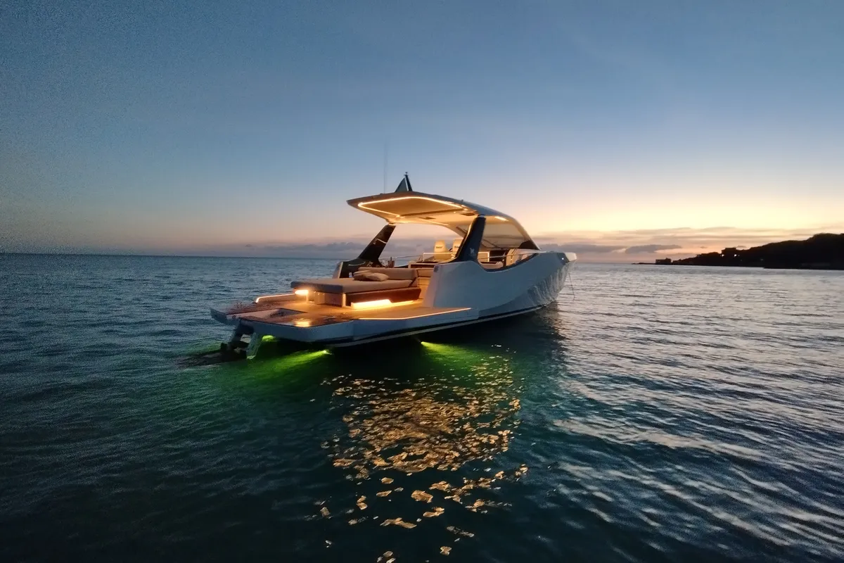 no_name, a IY 43 Veloce motorboat at San Vincenzo, Italy