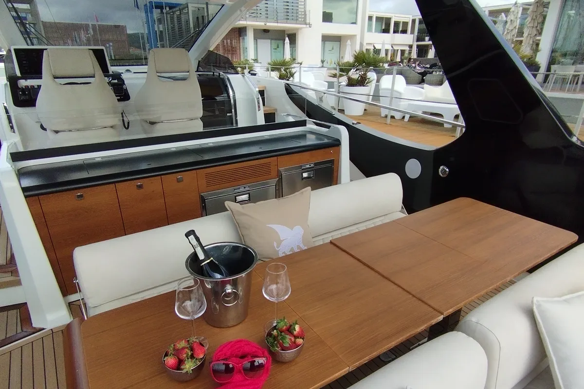 no_name, a IY 43 Veloce motorboat at San Vincenzo, Italy