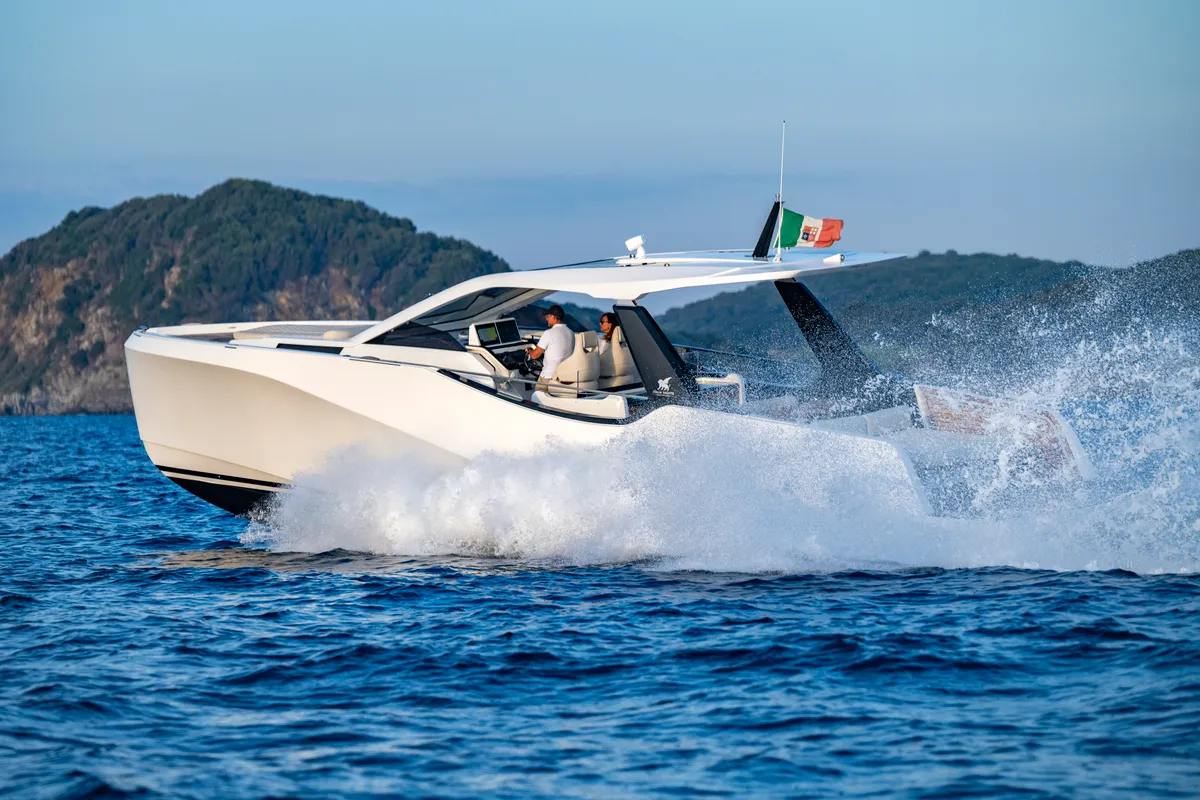 no_name, a IY 43 Veloce motorboat at San Vincenzo, Italy