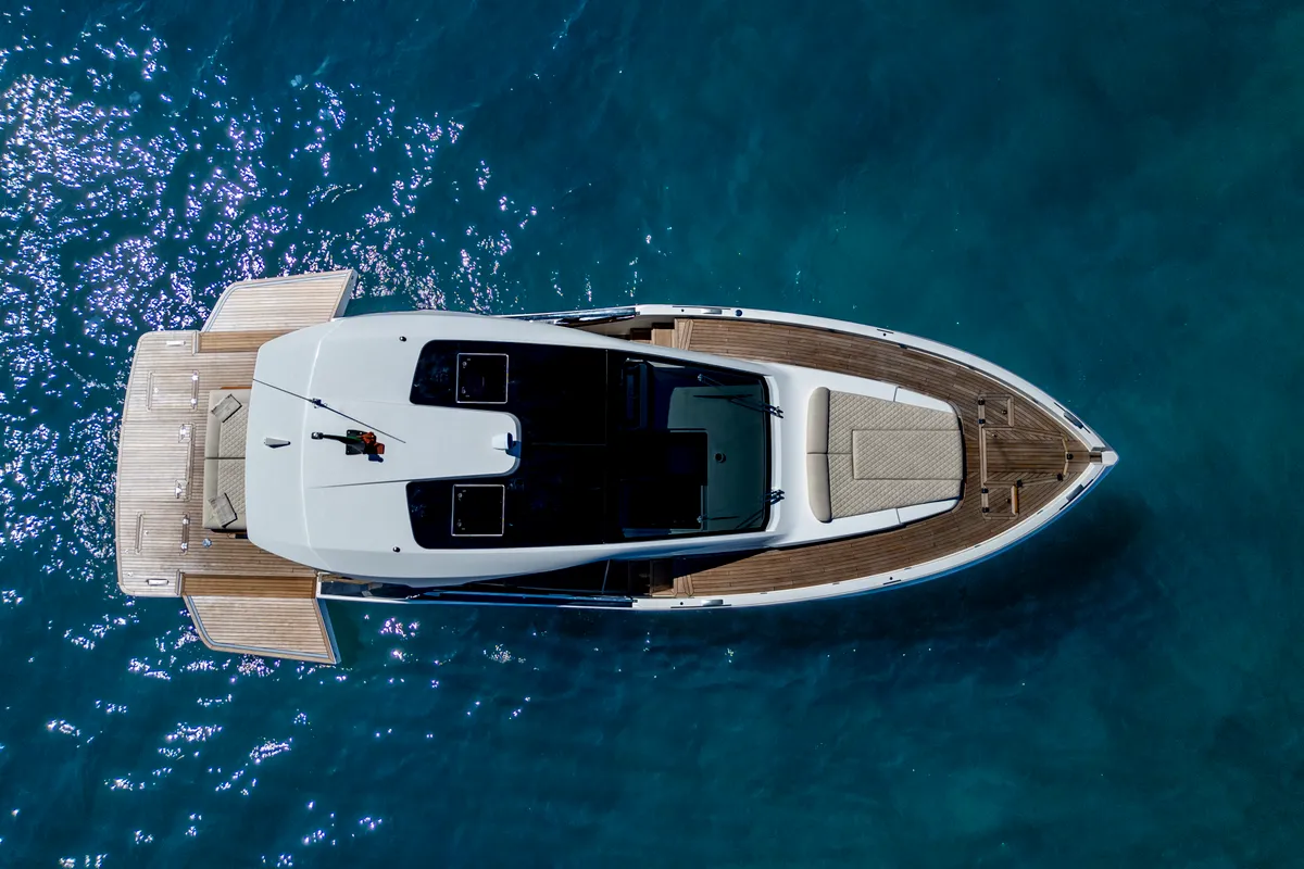 no_name, a IY 43 Veloce motorboat at San Vincenzo, Italy