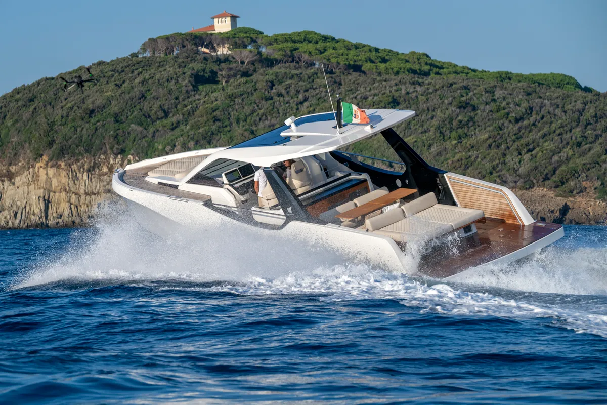 no_name, a IY 43 Veloce motorboat at San Vincenzo, Italy