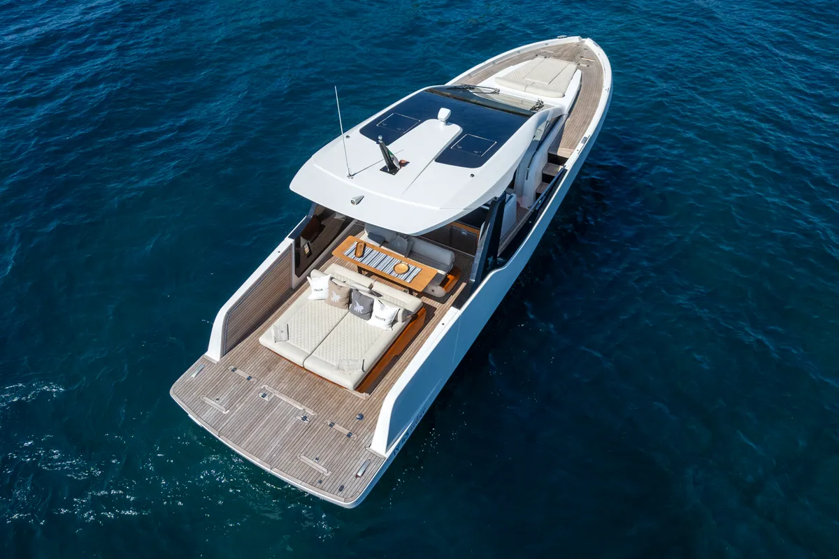 no_name, a IY 43 Veloce motorboat at San Vincenzo, Italy
