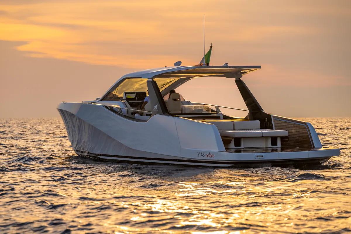 no_name, a IY 43 Veloce motorboat at San Vincenzo, Italy