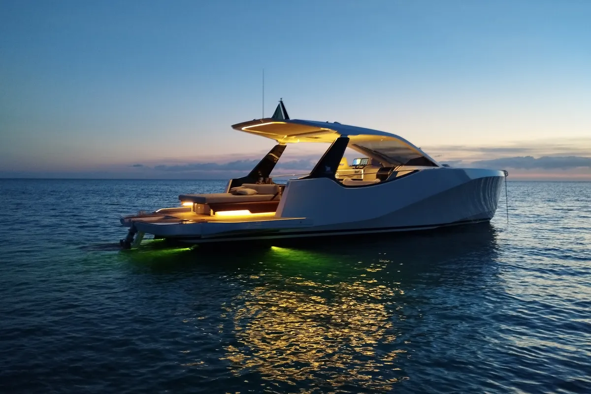 no_name, a IY 43 Veloce motorboat at San Vincenzo, Italy