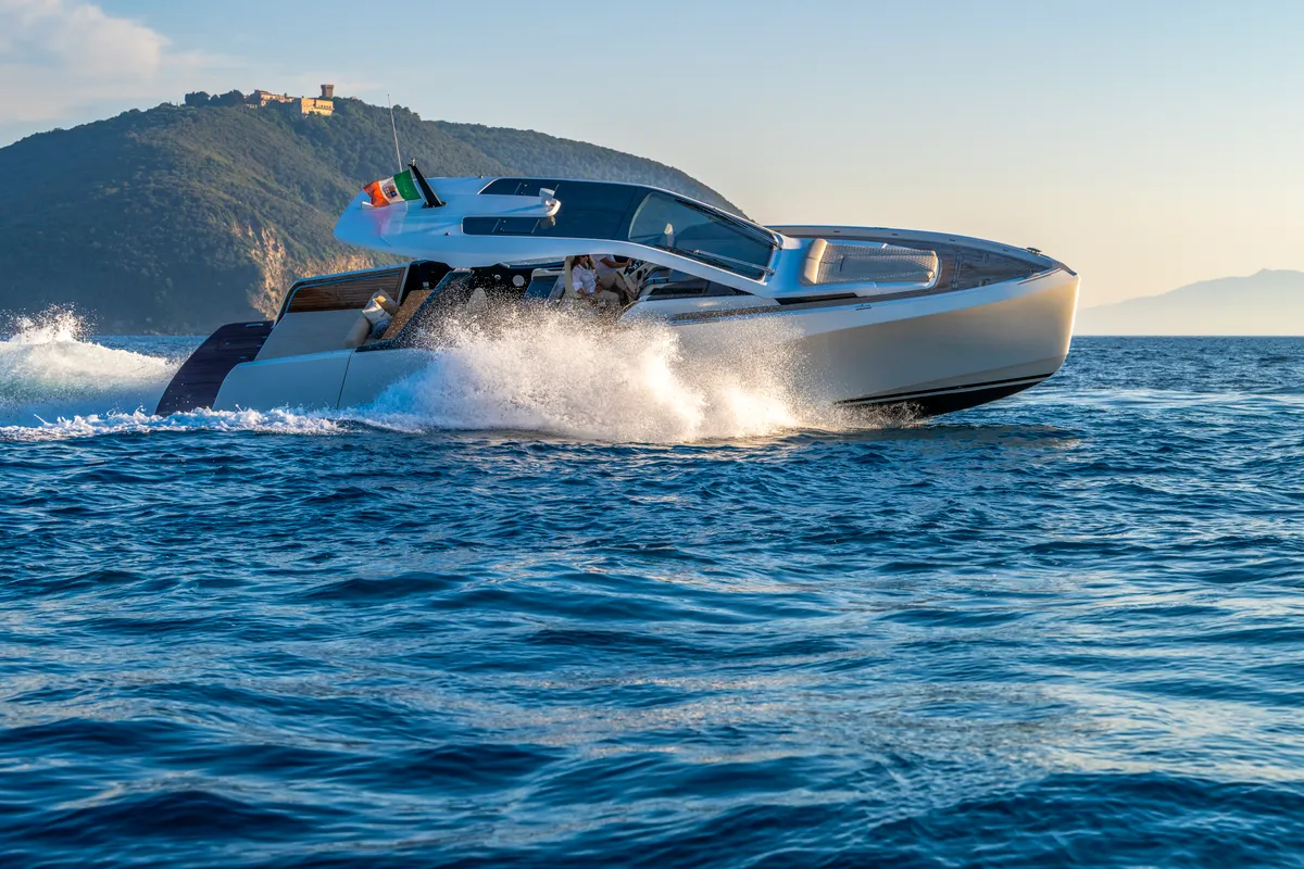 no_name, a IY 43 Veloce motorboat at San Vincenzo, Italy