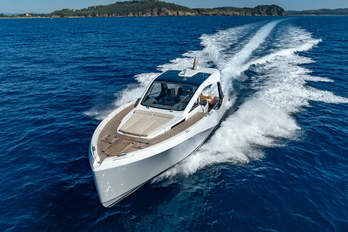 no_name, a IY 43 Veloce motorboat at San Vincenzo, Italy