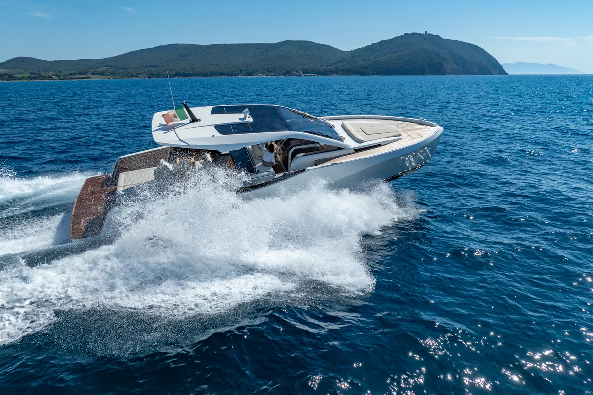 no_name, a IY 43 Veloce motorboat at San Vincenzo, Italy