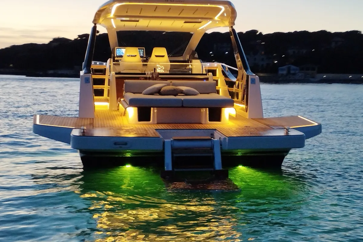 no_name, a IY 43 Veloce motorboat at San Vincenzo, Italy