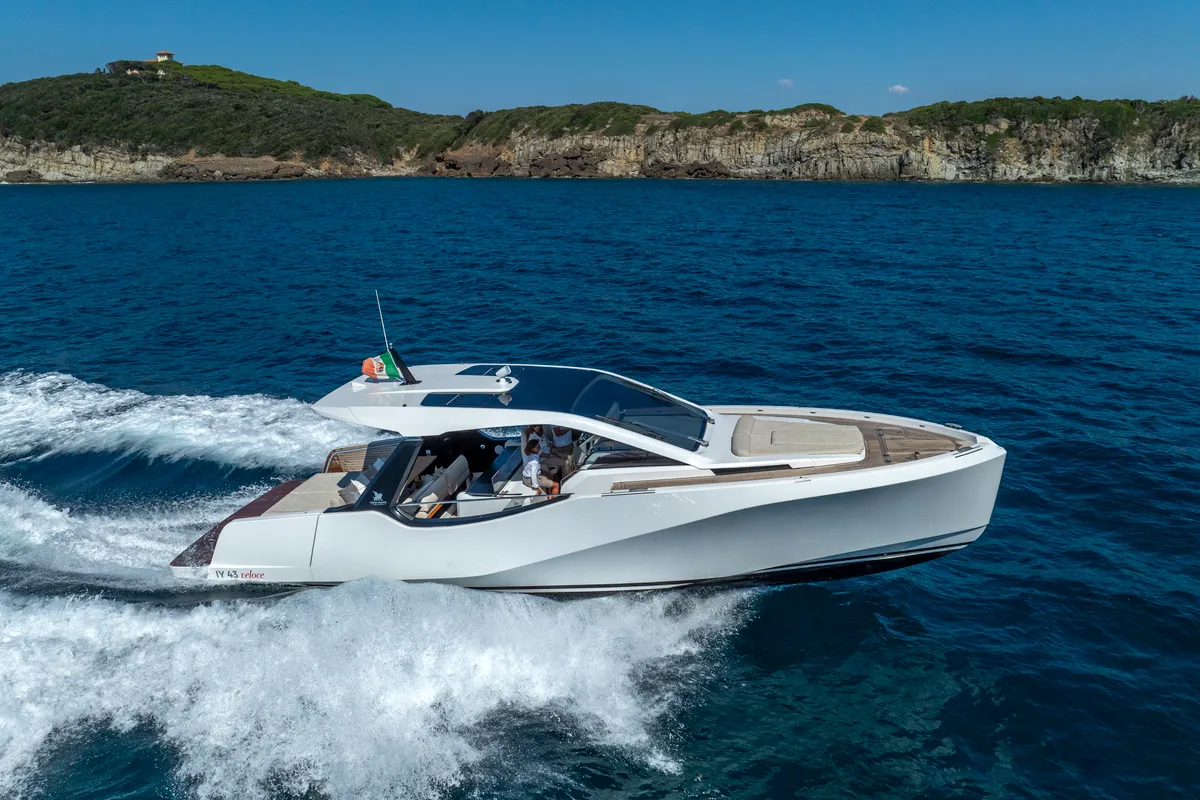no_name, a IY 43 Veloce motorboat at San Vincenzo, Italy
