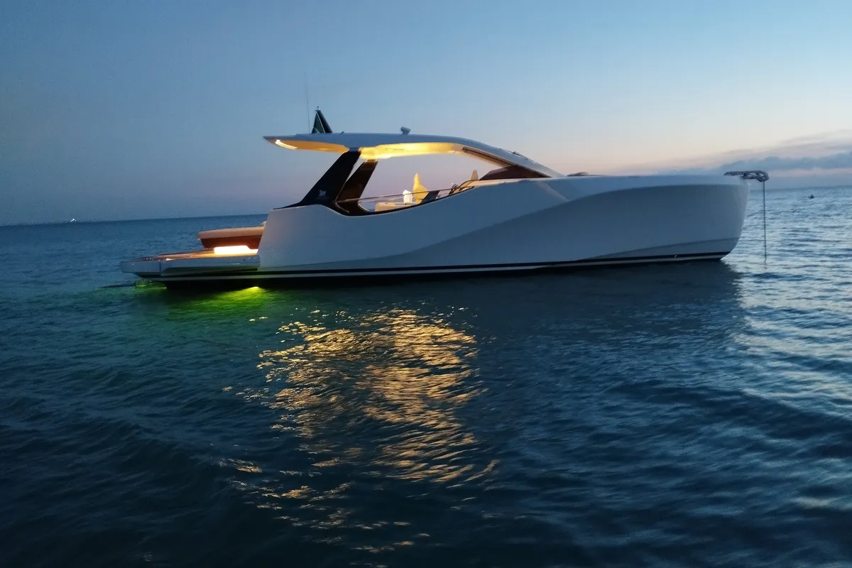 no_name, a IY 43 Veloce motorboat at San Vincenzo, Italy