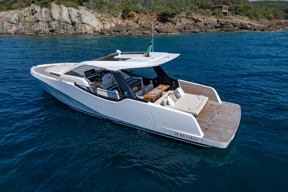 no_name, a IY 43 Veloce motorboat at San Vincenzo, Italy