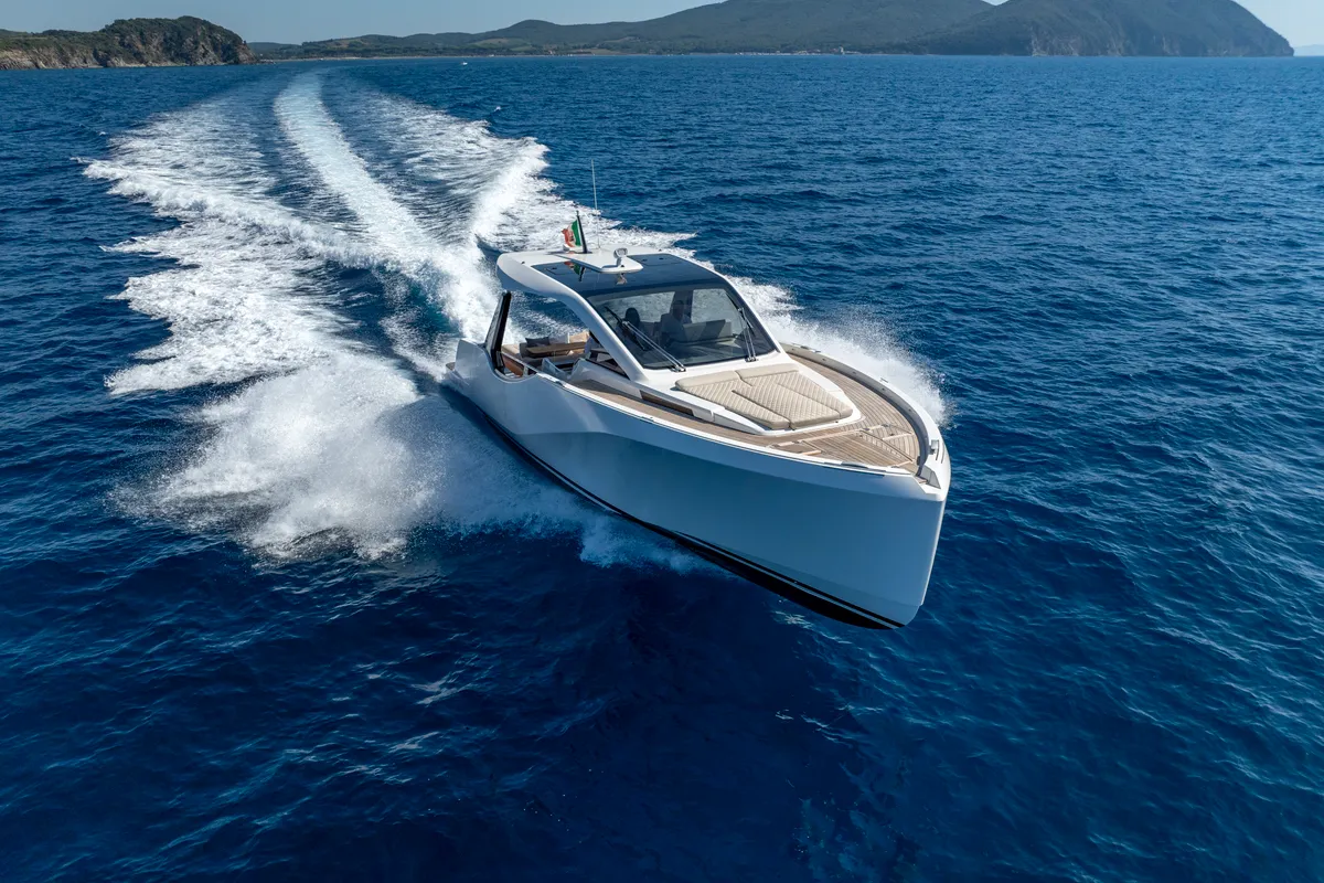 no_name, a IY 43 Veloce motorboat at San Vincenzo, Italy