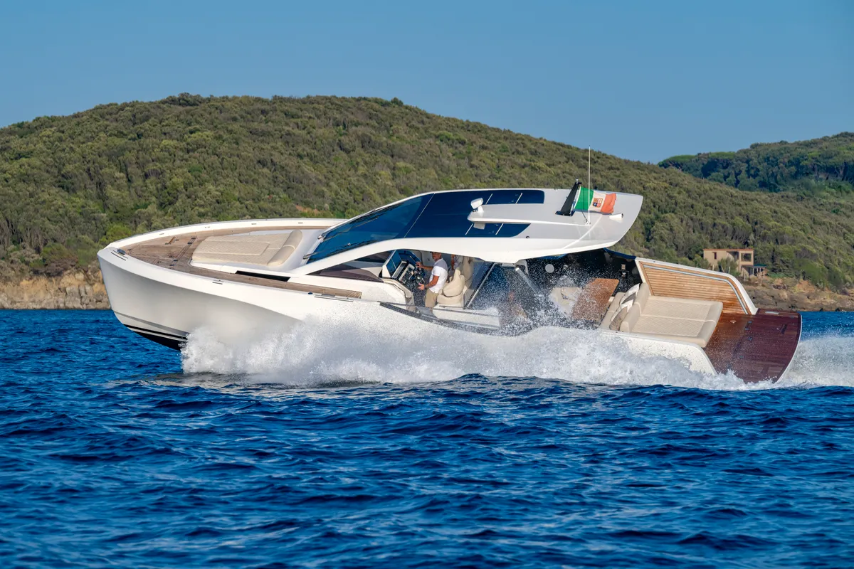 no_name, a IY 43 Veloce motorboat at San Vincenzo, Italy