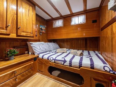 Cabin on Hande - Capo Galera, a Ticari Yacht Hande - Capo Galera yacht at Capo d'Orlando, Italy