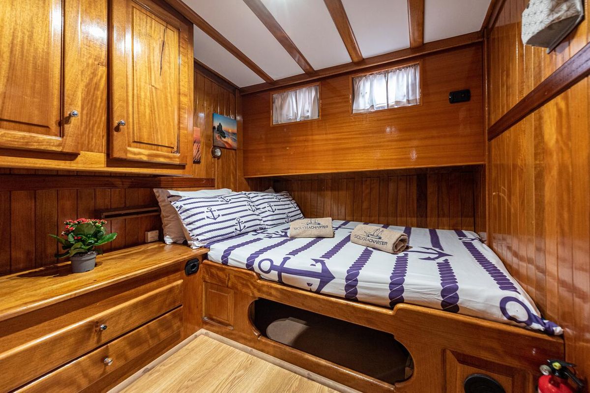 Cabin on Hande - Capo Galera, a Ticari Yacht Hande - Capo Galera yacht at Capo d'Orlando, Italy