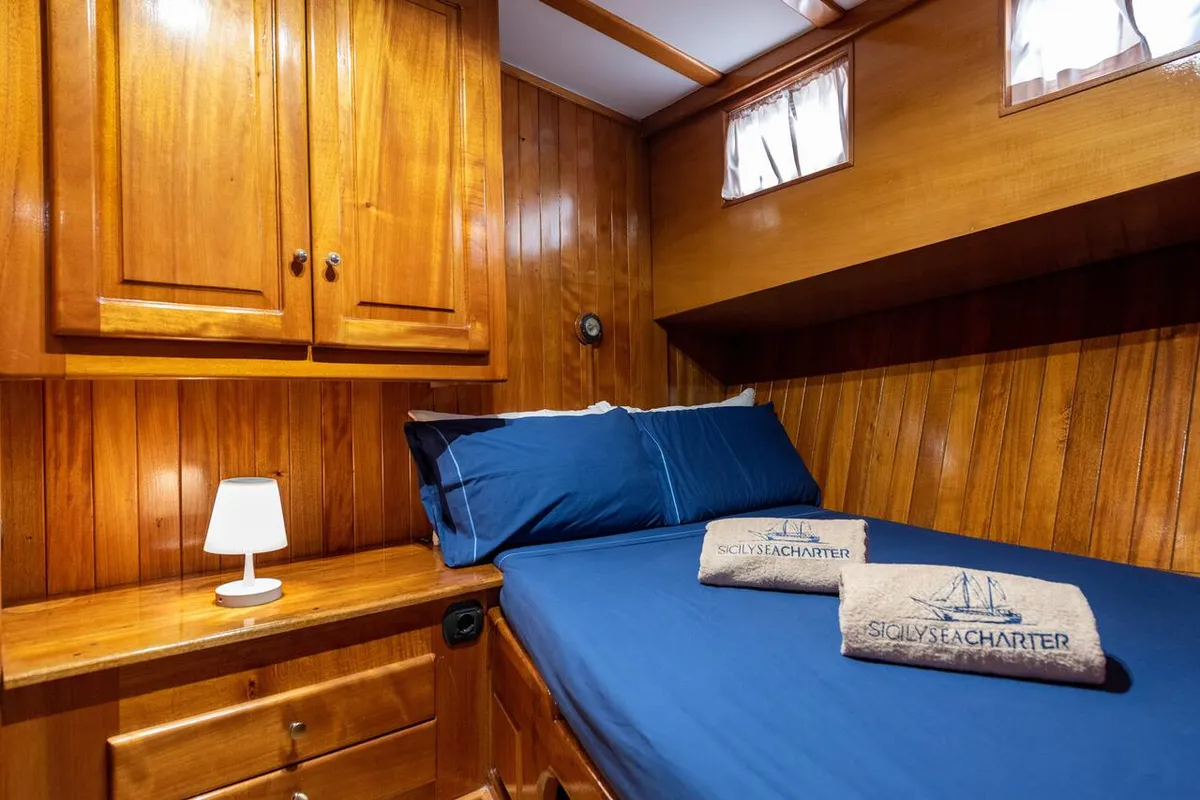 Cabin on Hande - Capo Galera, a Ticari Yacht Hande - Capo Galera yacht at Capo d'Orlando, Italy
